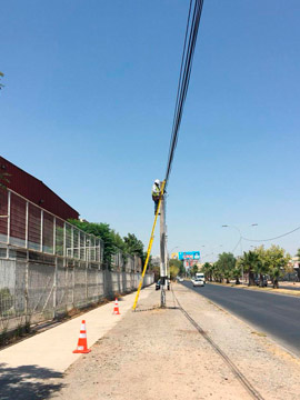 Equipo trabajando en postes